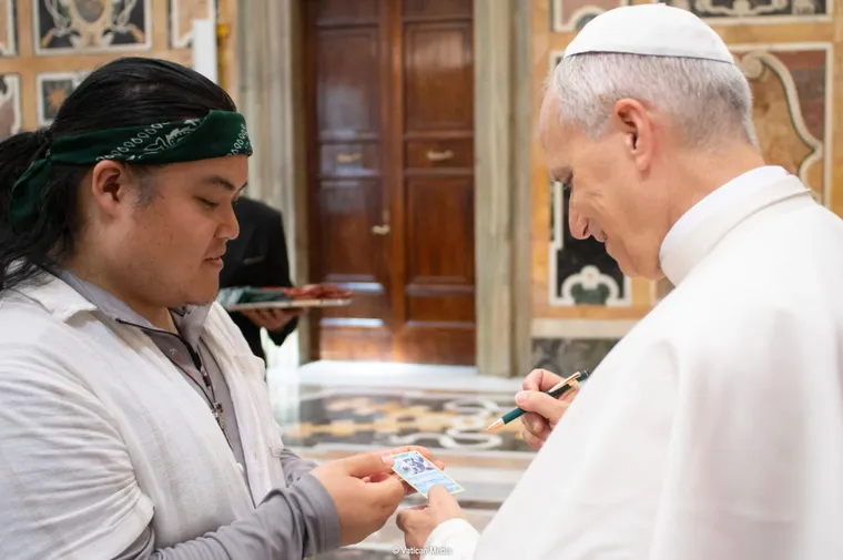 Papa Leão XIV assina carta de Pokémon a visitante