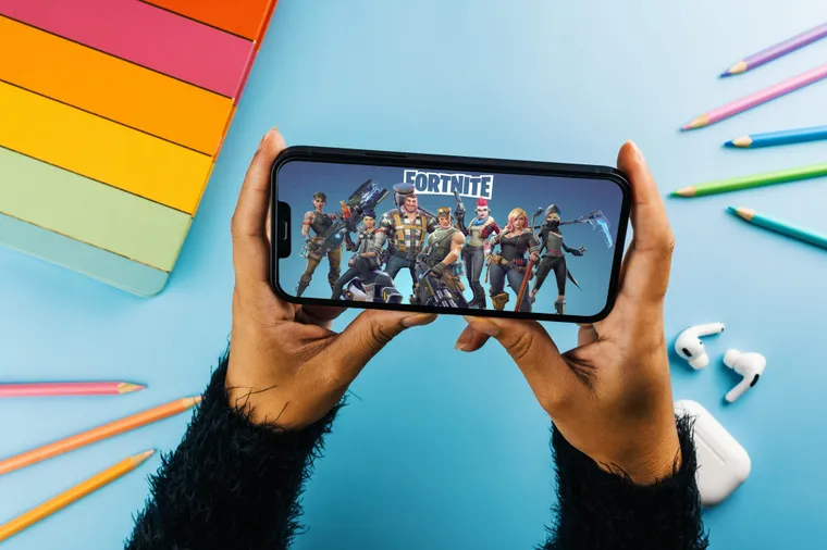 Fortnite regressa à Apple e promete o “fim da taxa da maçã”